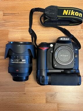 Nikon D90 DSLR Camera Body with 18-200mm VR Lens - Plz read description